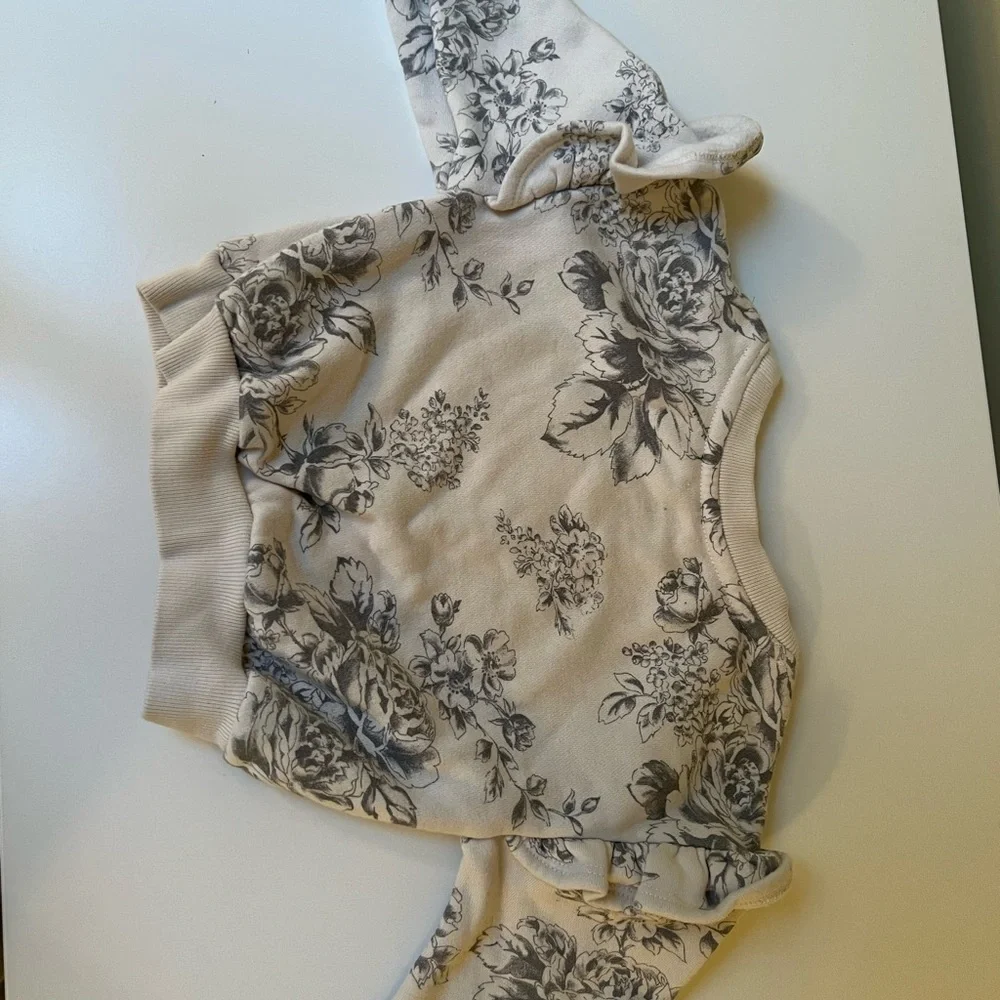 GAP Gray and‎ Cream Floral Sweatshirt With Ruffles Shoulders 12-18 Months